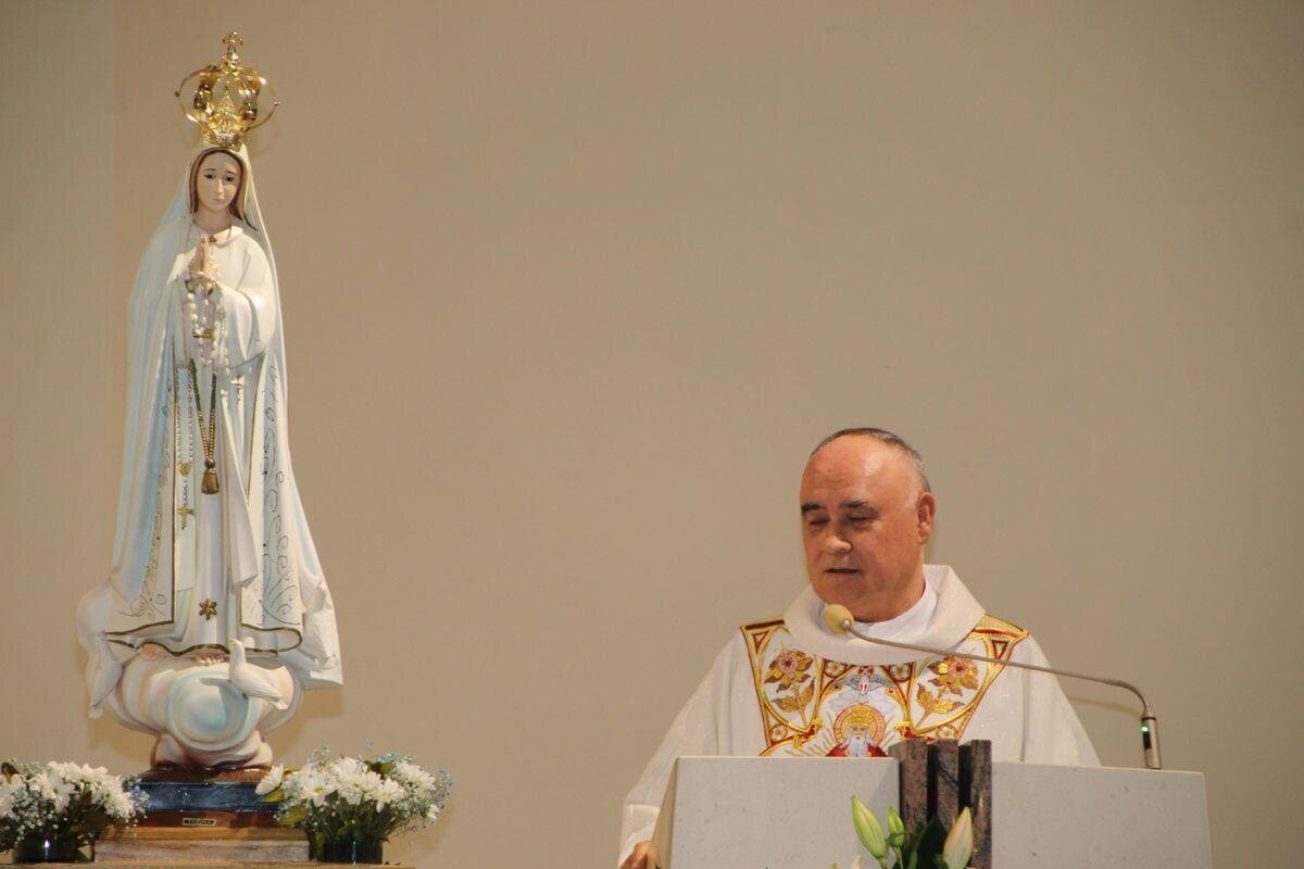Ukoronowana figura Matki Bożej Fatimskiej