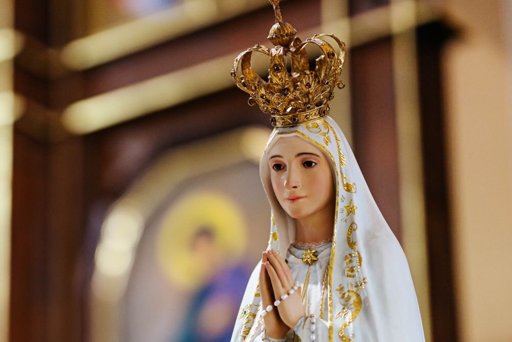 Figura Matki Bożej Fatimskiej ukoronowana